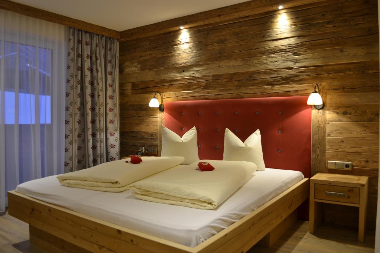 Pension Alpenperle Holzgau Exterior photo
