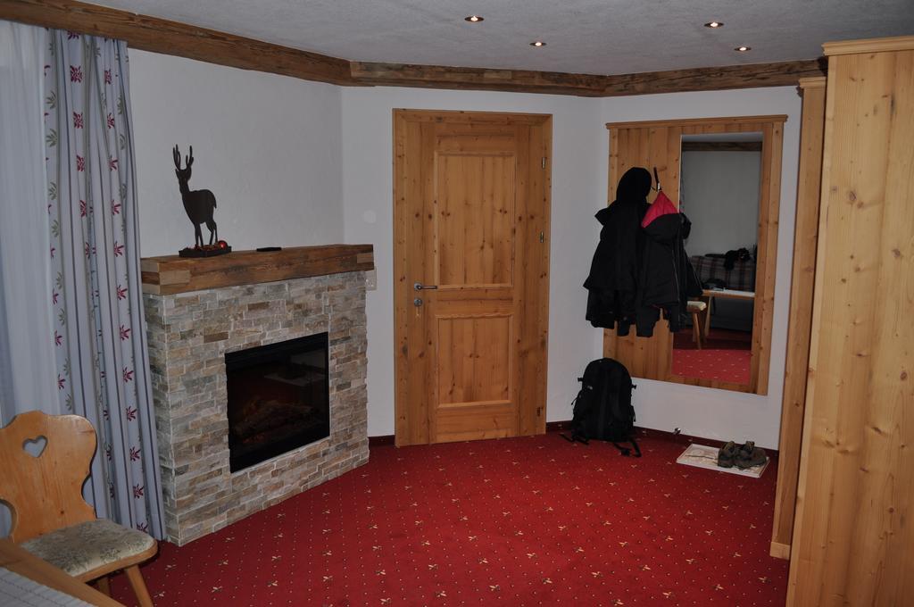 Pension Alpenperle Holzgau Exterior photo
