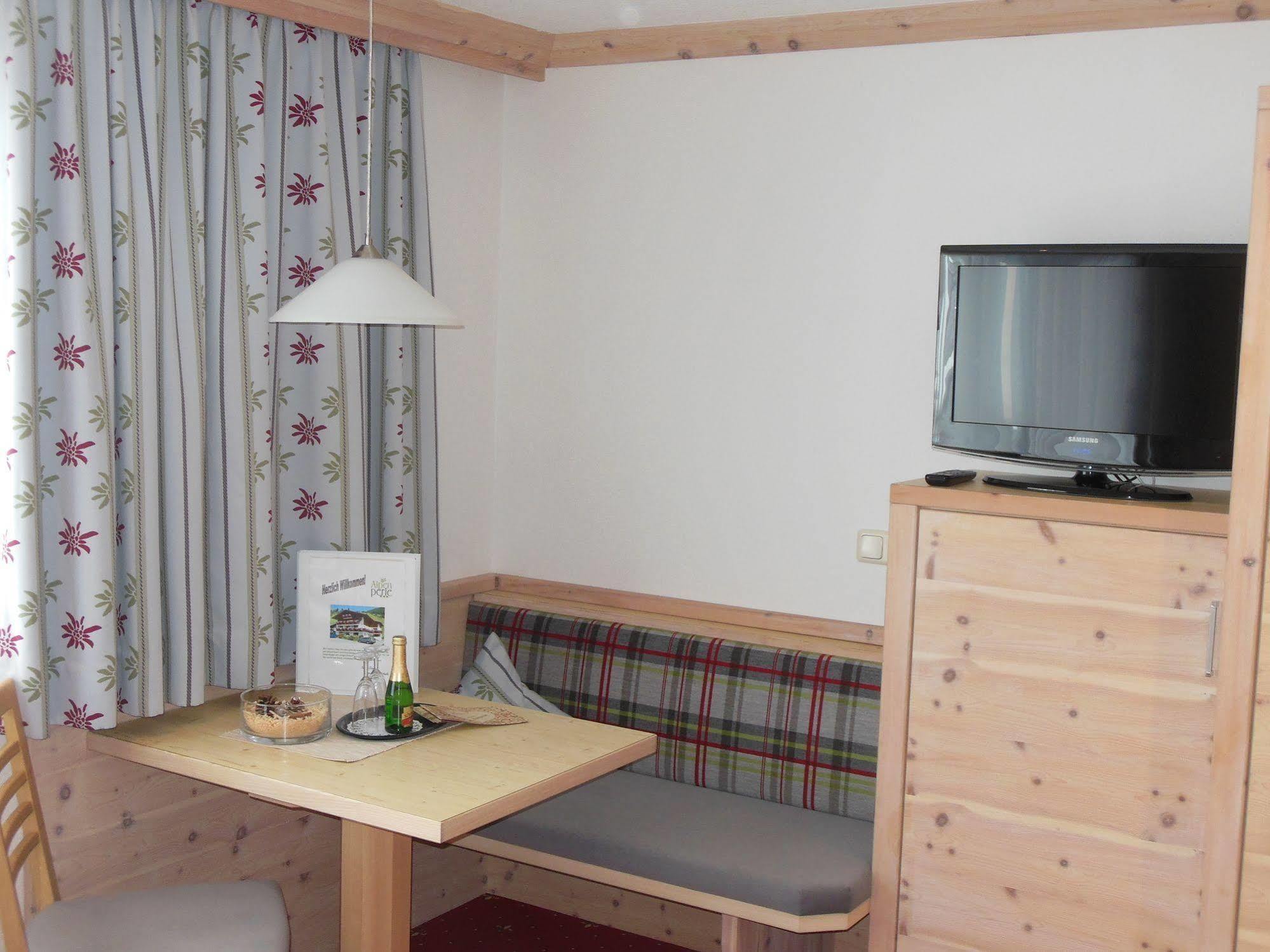 Pension Alpenperle Holzgau Exterior photo